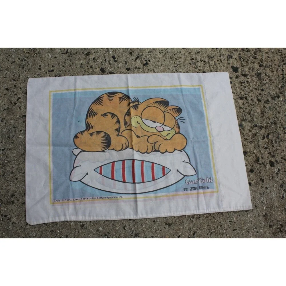 ONE Sleeping Garfield Pillowcase White Size 20x26
